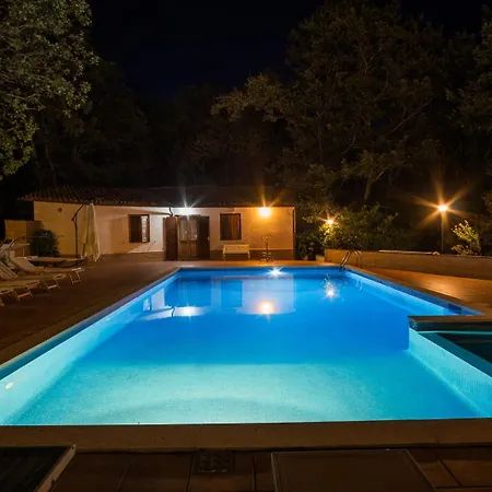 مزرعة للإقامة Il Borgo Nel Bosco *