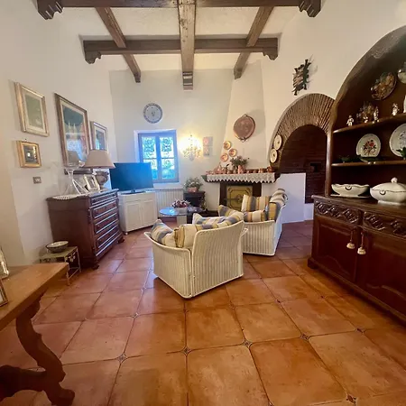 Il Borgo Nel Bosco مزرعة للإقامة